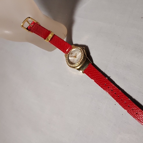 Avon Two Color Red Purple Band Red Hat Ladies Watch Reversible Color Band - Picture 2 of 10